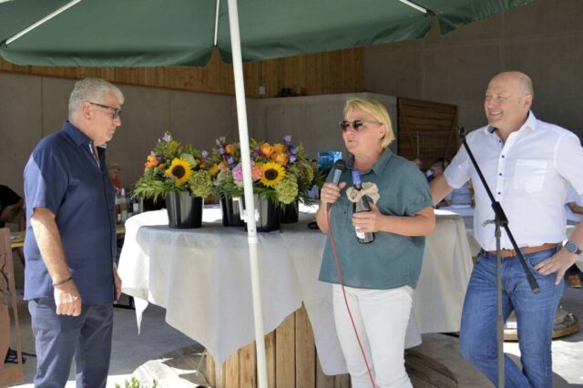 Herbert Krafft, Regina Bruckmann, Günter Rost. Feierliche-Einweihung-des-Waermenetzes-und-der-Buerger-PV-Anlage-in-Lonnerstadt-007