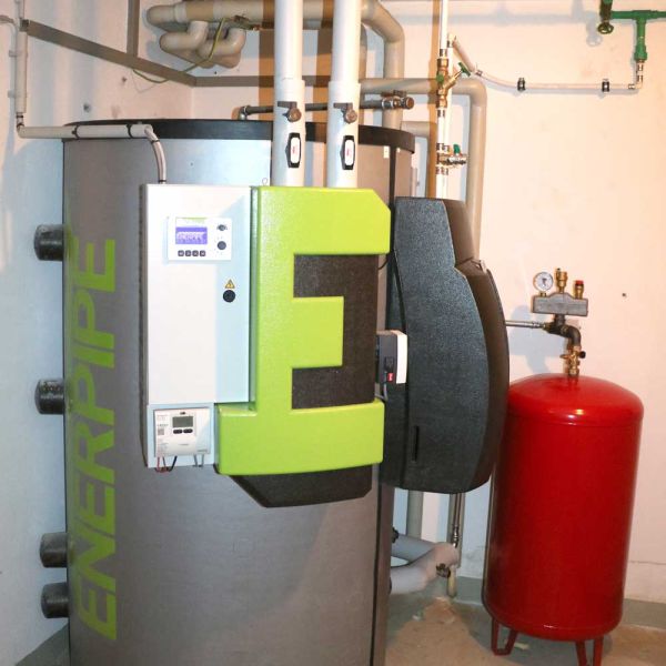 Pufferspeicher mit Übergabestation im Keller eines Wärmekunden